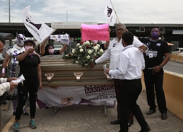 Candidato a diputado en Ciudad Juárez arranca campaña... ¡dentro de un ataúd!