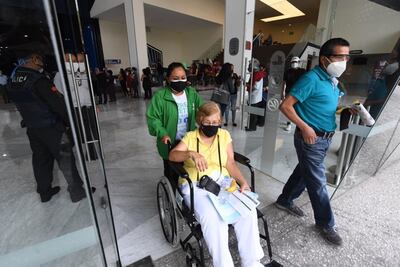 Bertha y su nueva amiga, Irma, salen felices tras vacunarse contra Covid-19 en Benito Juárez