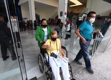 Bertha y su nueva amiga, Irma, salen felices tras vacunarse contra Covid-19 en Benito Juárez