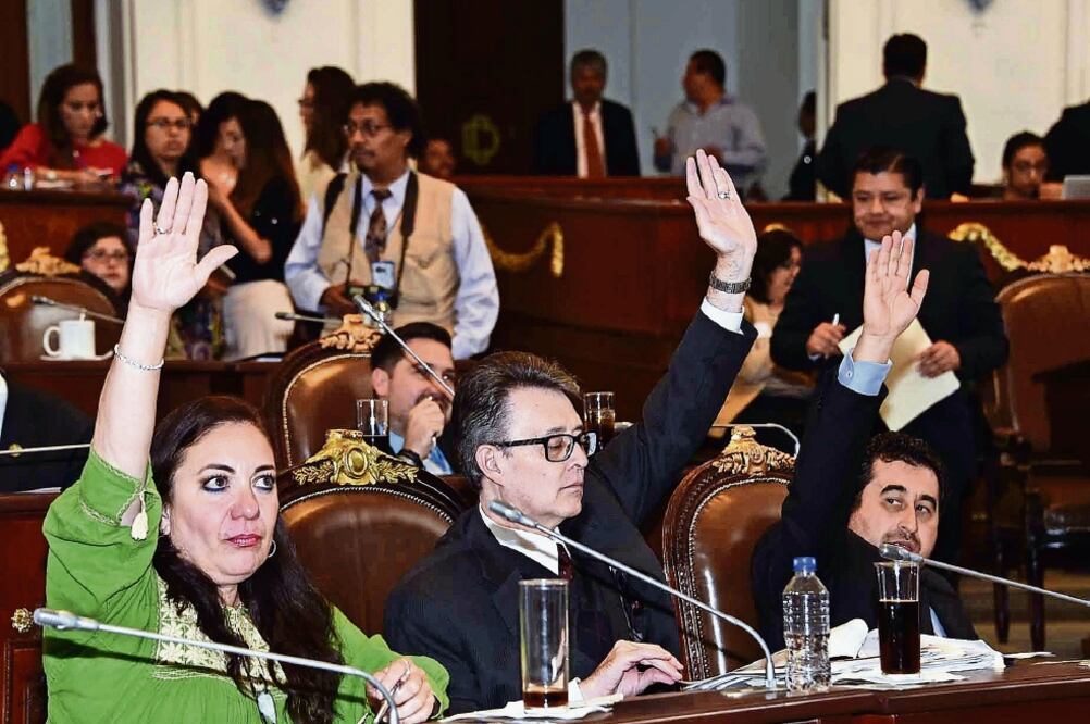 Los morenistas María Eugenia Lozano, José Alfonso Suárez del Real y César Cravioto, durante la sesión ordinaria de ayer en la Asamblea Legislativa de la Ciudad de México (ASAMBLEA LEGISLATIVA)