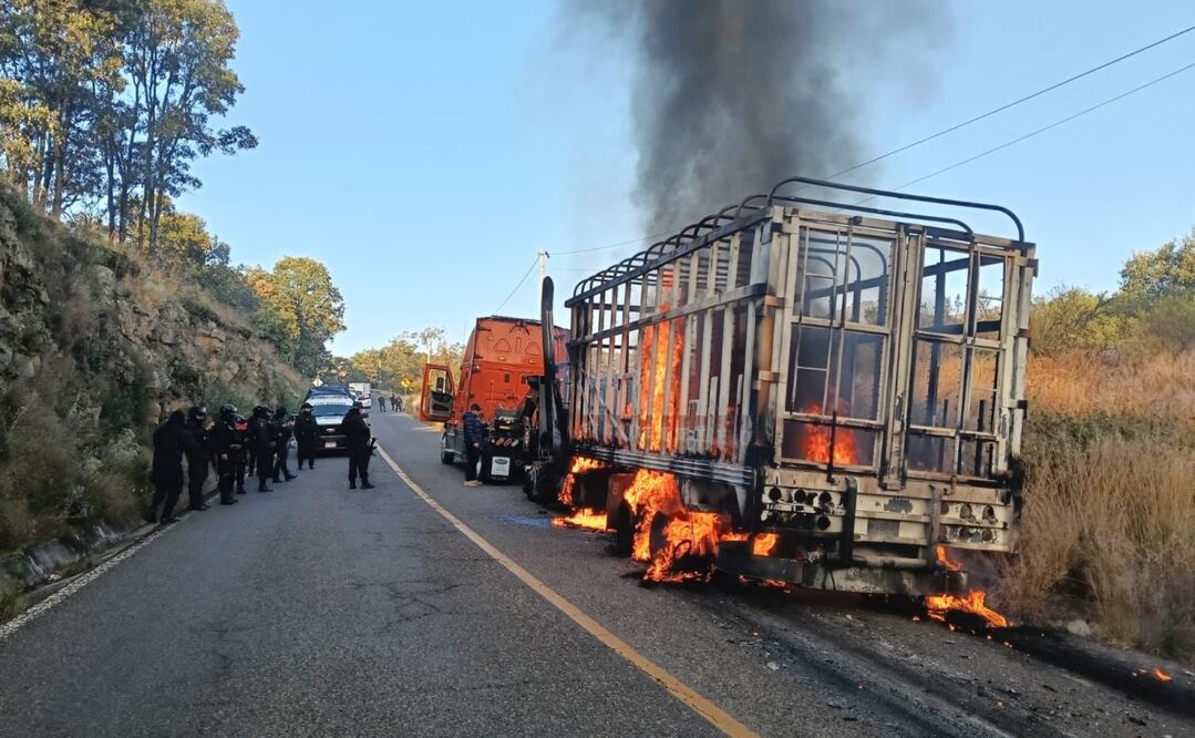 El grupo delictivo le prendió fuego a un camión sobre la carretera Zinapécuaro-Ciudad Hidalgo, a la altura de la desviación a Ojo de Agua de Bucio. Foto: Especial