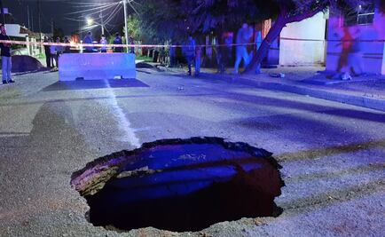 Hombre cae a socavón donde colapsó tubería de aguas negras en Sonora