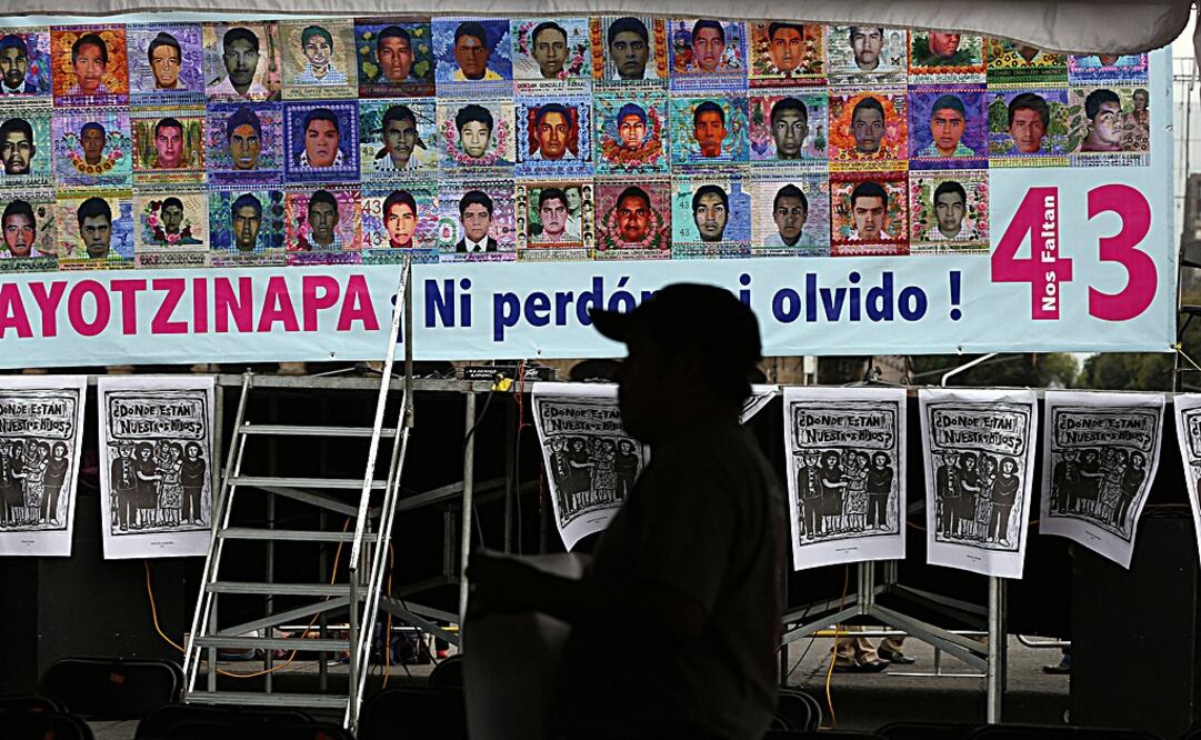 Continúa el ayuno de padres de los 43 en el Zócalo/.Juan Carlos Reyes - EL UNIVERSAL