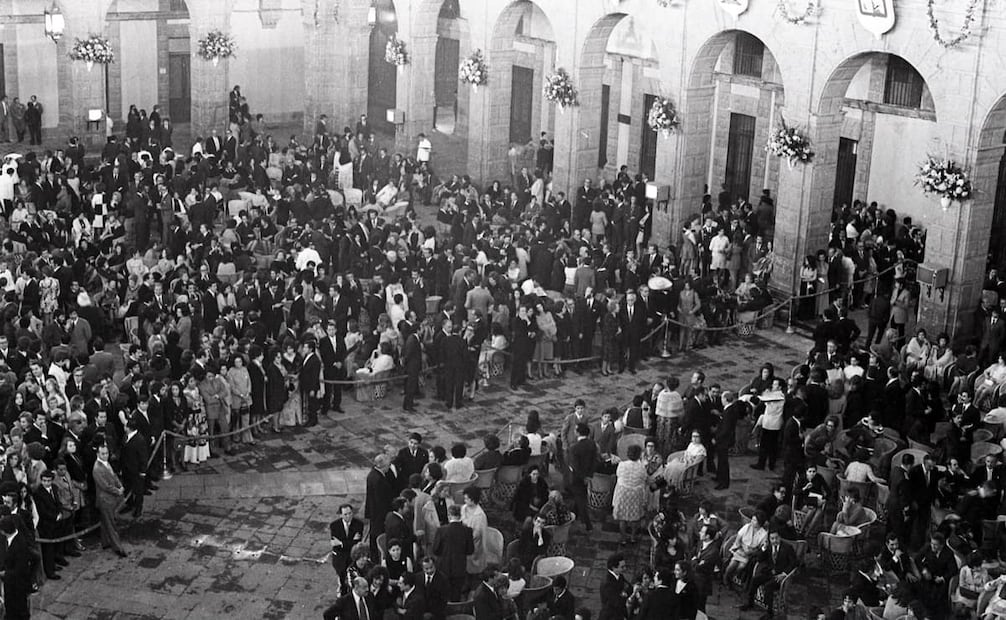 Cena austera en Palacio Nacional durante el gobierno de Luis Echeverría, 1973. Esta tradición gubernamental es una de las más polémicas, por la cantidad de fondos que requería en una sola celebración. Foto: Jaime Arroyo/Archivo EL UNIVERSAL.