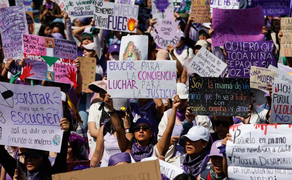 Carteles y consignas durante la marcha por el Día Internacional de la Mujer en la CDMX este domingo 8 de Marzo de 2026. Foto: Diego Simón Sánchez/ EL UNIVERSAL