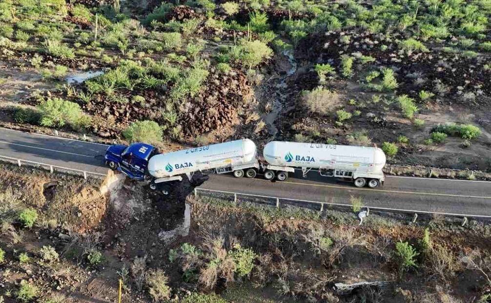 Tracto camión cae a corte carretero provocado por tormenta tropical (15/09/2025). Foto: Especial