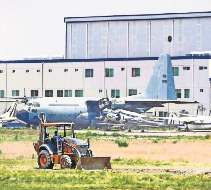 A la 4T se le va feo el avión