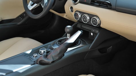 Esto es lo que ocurre si pones el freno de mano en un auto en movimiento