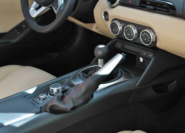 Esto es lo que ocurre si pones el freno de mano en un auto en movimiento