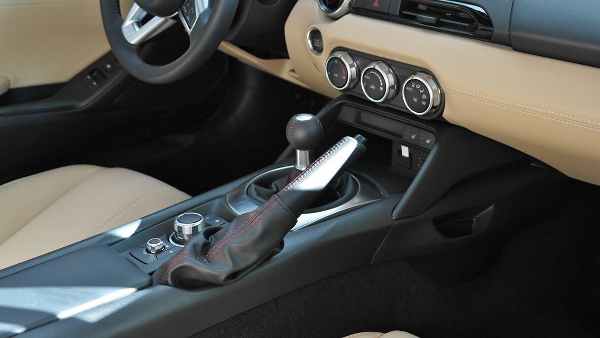 El freno de mano bloquea las llantas traseras de tu auto / Foto: Pixabay