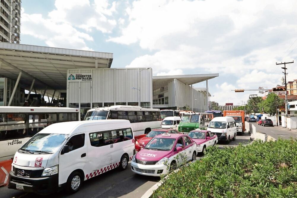 El paradero norte del Cetram es uno de los más afectados por las prácticas ilícitas, donde ladrones lastiman a las víctimas para evitar que denuncien. (LUIS CORTÉS. EL UNIVERSAL)