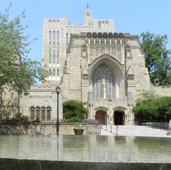 Los visitantes pueden consultar papiros antiguos dentro de las instalaciones de la biblioteca / Foto: www.facebook.com/yalelibrary