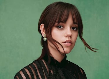 Jenna Ortega trae de vuelta las cejas decoloradas de los 90