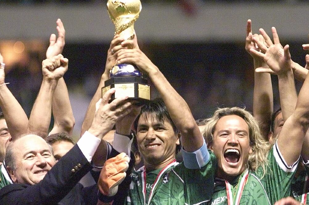 Claudio Suárez, como capitán del Tricolor, levantó la Copa Confederaciones en el Azteca (ARCHIVO. EL UNIVERSAL)
