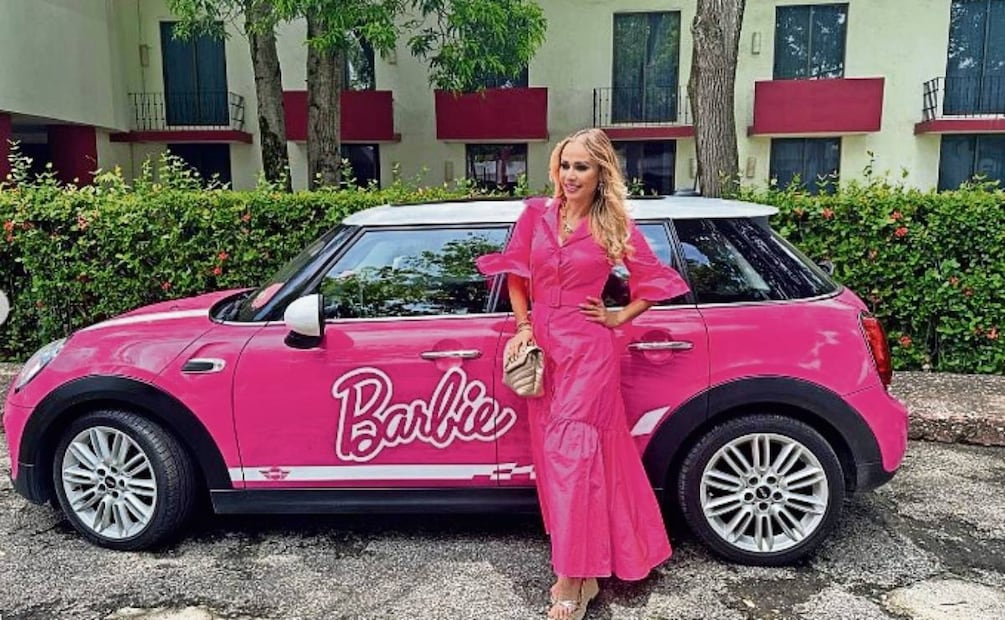 La exdiputada de Morena Karla María Rabelo Estrada se vistió de rosa y posó con un auto de Barbie. Foto: Especial