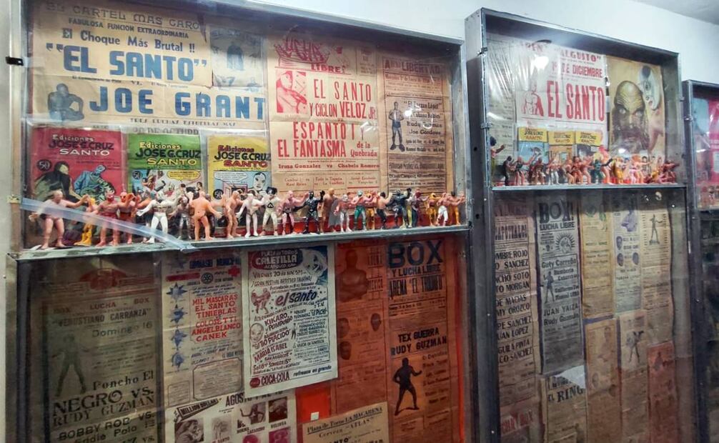 Así como los juguetes de la colección datan de entre los años cuarenta y setenta, los afiches que anunciaron peleas de leyendas como El Santo o Mil Máscaras van desde 1938 hasta finales de los setenta. Raúl J. Fontecilla/EL UNIVERSAL.
