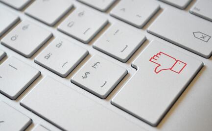 Las manitas abajo se van de YouTube