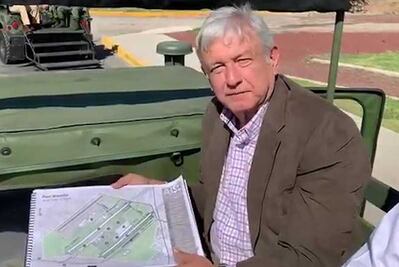 AMLO visita base aérea de Santa Lucía