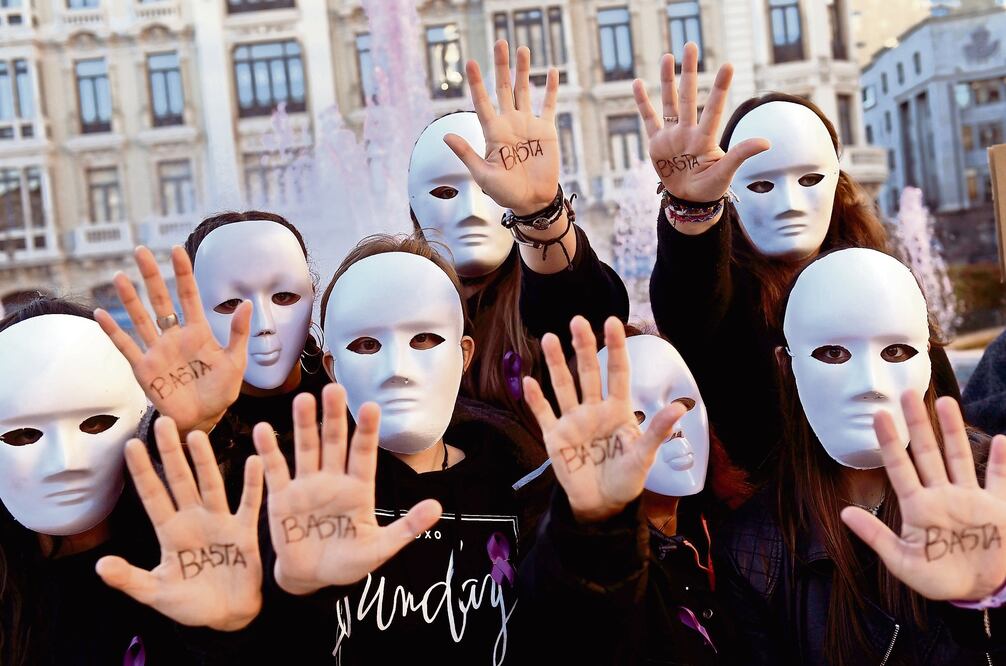 Estudiantes salieron ayer a exigir un freno a las agresiones de género, durante un acto en Oviedo, España, por el Día internacional de la Eliminación de la Violencia contra la Mujer (ELOY ALONSO. REUTERS)
