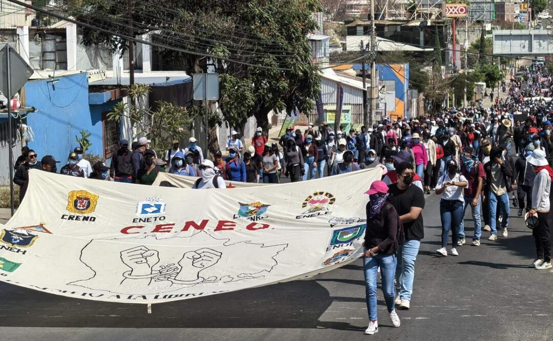 Estudiantes de 11 escuelas normales marchan en Oaxaca para entregar su pliego petitorio al gobierno de Salomón Jara (13/02/2025). Foto: Edwin Hernández / EL UNIVERSAL