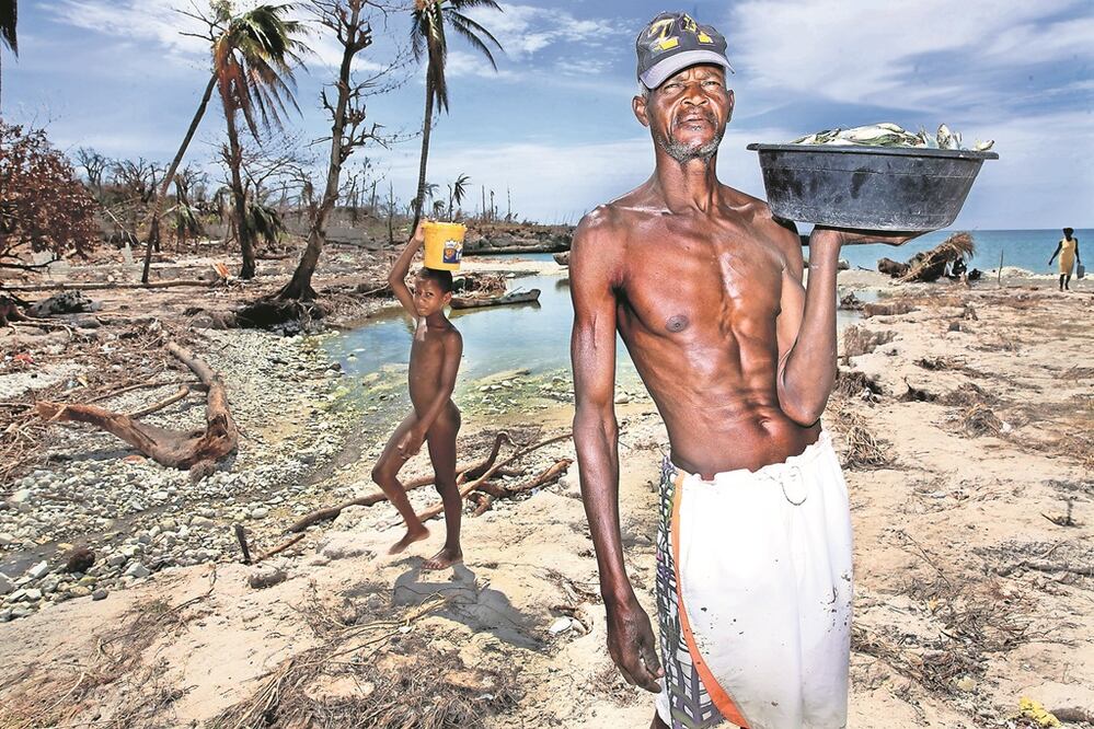 Antes del azote del huracán, Cóteaux se caracterizaba por la pesca de trucha y de sardina. Ahora sólo quedan pescados echados a perder y lanchas destruidas, y los lugareños luchan por sobrevivir. (FOTO: JORGE SERRATOS)
