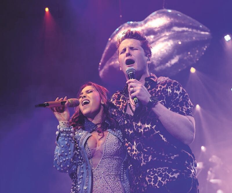 Con Alexander Acha, interpretó “No es cierto”. Foto: Héctor Mexia. Muziek