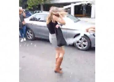 VIDEO Aplazan audiencia de Ximena Pichel "Lady Racista" por discriminación; integrantes de colectivo la agreden al salir lanzándole refrescos