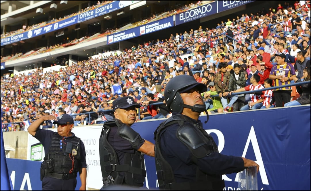 Elementos de la policía en el Alfonso Lastras. Foto: Imago 7
