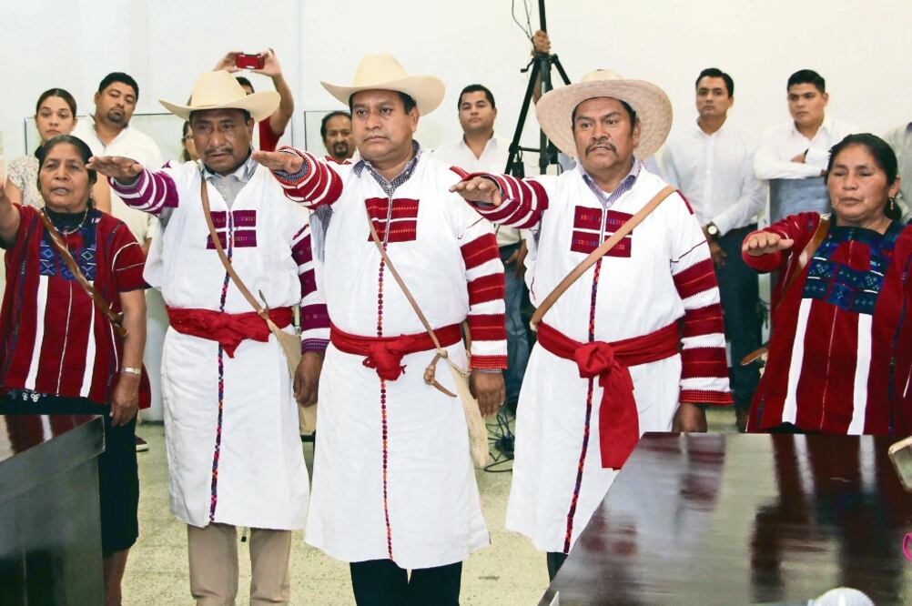 Los nuevos integrantes del concejo municipal de Oxchuc, encabezado por Óscar Gómez López, fueron electos por usos y costumbres.