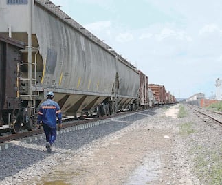 Hombre resulta lesionado por tren de carga en Macoyahui, caminaba en medio de las vías