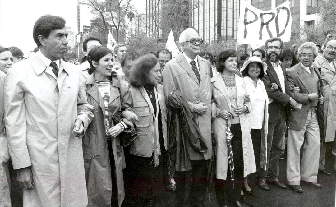 Cuauhtémoc Cárdenas, acompañado de su esposa Celeste Batel, así como por Rosario Ibarra, Heberto Castillo, Edgar Sánchez, Iván García Solís y Pedro Peñaloza, encabezó una marcha del PRD del monumento a la Independencia al Hemiciclo a Juárez. Julio 1989. Archivo EL UNIVERSAL.