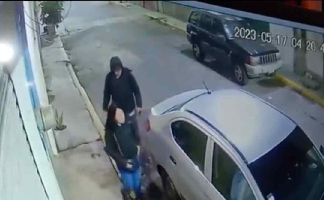 Amalia Estrada Farfán  y su expareja abordando un taxi. Foto: Especial