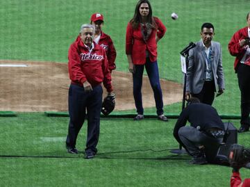AMLO recibe abucheos “de la porra fifí” en inauguración del estadio de Diablos