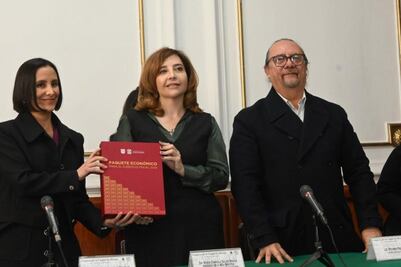 Luz Elena González, titular de Finanzas, entrega el Paquete Económico 2024 al Congreso CDMX