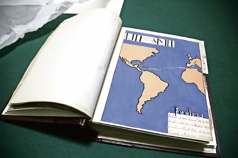 Entre las joyas documentales de la institución destaca este libro que reúne imágenes e información sobre los exiliados (ALEJANDRA LEYVA. ELUNIVERSAL)