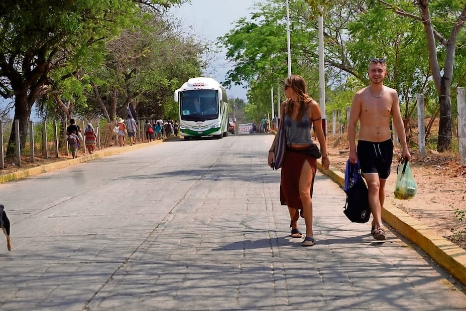 En todo el camino pueden verse autobuses repletos de visitantes y
extranjeros caminando a pleno sol para llegar a la playa Foto: Especial