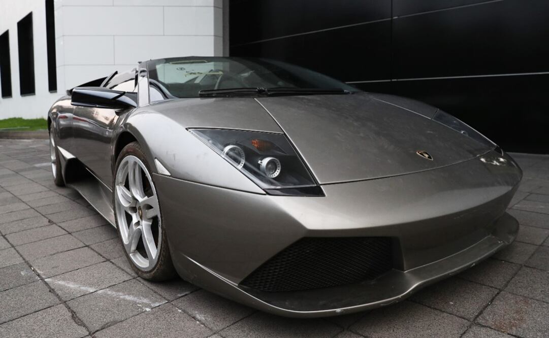 Dozens of luxury cars that belonged to criminals will be auctioned today - Photo: Valente Rosas/EL UNIVERSAL