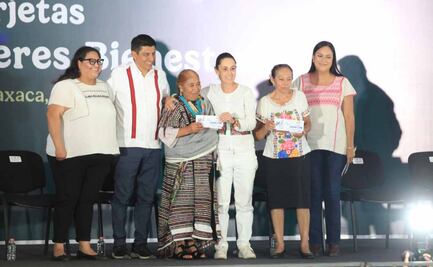 Con banda y canastas de frutas reciben a Sheinbaum en la Mixteca de Oaxaca; “llego con el corazón vibrando”, expresa