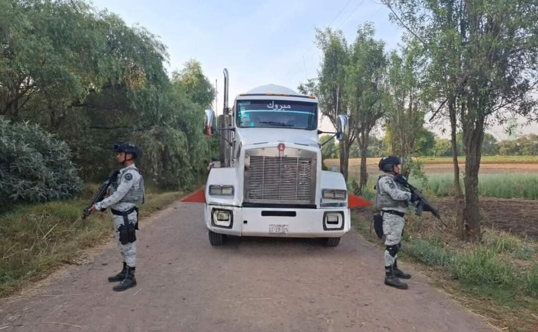 Aseguramiento de camión cisterna que se sospecha fue utilizado para la extracción ilegal de combustible de los ductos de Pemex en Tlaxcala (25/03/2025). Foto: Especial