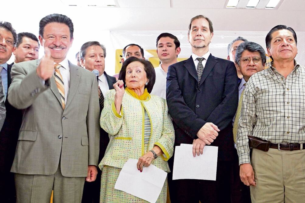 Agustín Basave Benítez, presidente del PRD, acusa que la reunión del pasado 22 de diciembre fue exclusiva del CEN del partido y, por tanto, alguno de los perredistas que estuvieron presentes es responsable (ARCHIVO. EL UNIVERSAL)