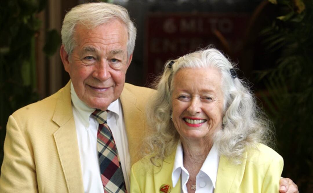 Larson, (izquierda) junto a Noel Neill, quien dio vida a Lois Lane Foto:Archivo