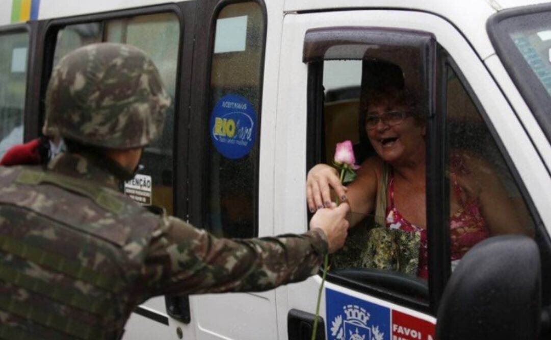 Las 8 mil flores que los soldados entregaron hoy en la favela fueron donadas por un empresario que pidió anonimato (Foto: O Globo / Brasil / GDA)