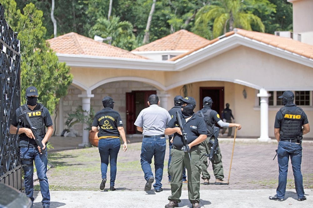 Policías y agentes de diversas instituciones anticrimen de Honduras aseguran la casa de Yankel Rosenthal en San Pedro Sula, quien está detenido en EU (GUSTAVO AMADOR. EFE)