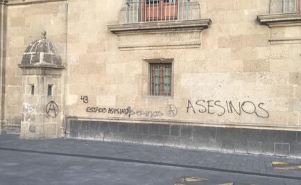 Limpias en Palacio Nacional, tras daños durante la marcha de los 43