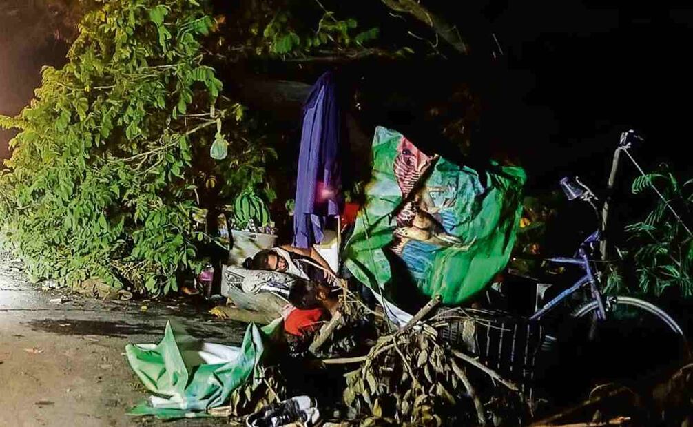 Varias familias de colonias populares, cuyas casas continúan bajo el agua, se vieron obligadas a dormir a la orilla de la carretera. Foto: Diego Simón Sánchez / EL UNIVERSAL
