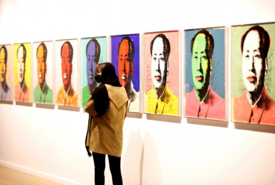 15 minutos de fama para Andy Warhol en Teherán, el arte pop fascina a espectadores iraníes
