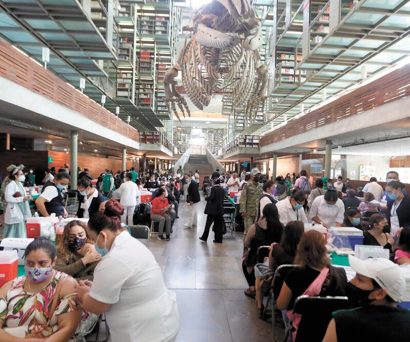 Maestros de todos los niveles, de escuelas privadas y públicas recibieron las dosis anti-Covid en la Biblioteca Vasconcelos. Foto: EFE