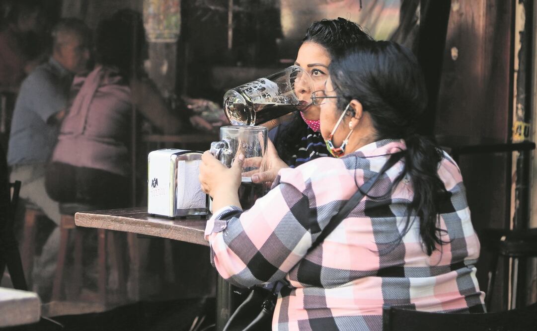 Claudia Sheinbaum dijo que en lo bares también se ha visto incremento de casos. Foto: Cralos Mejía / EL UNIVERSAL 