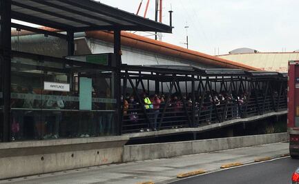 Metro suspende servicio en estaciones Doctores a Iztacalco de la Línea 8 por acumulación de agua