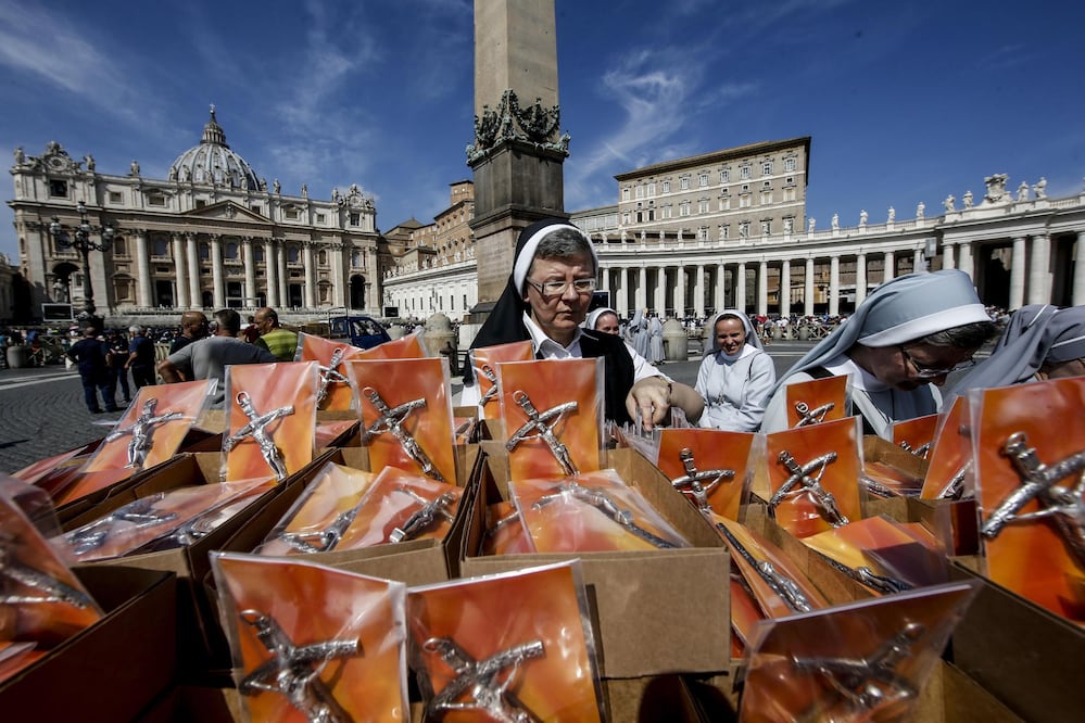 Varias monjas preparan los 40 mil crucifijos que el papa Francisco ha regalado a los fieles congregados en la plaza de San Pedro (Foto: EFE)